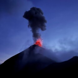 Gwatemala Fuego noca
